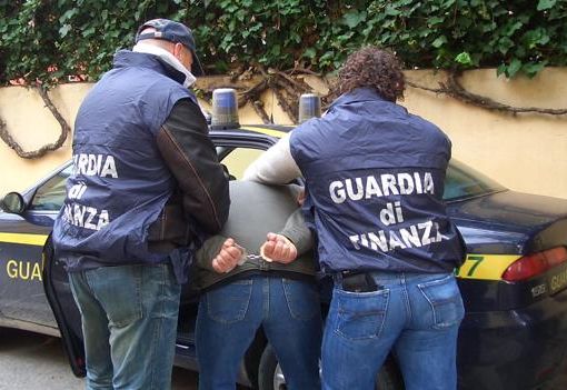 La GdF di Fossano arresta il direttore dei lavori della piscina comunale di Ivrea