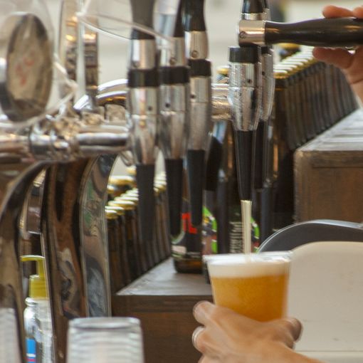 spillatrice con bicchiere di birra