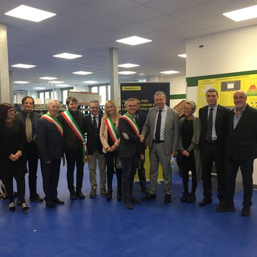 I rappresentati di Poste Italiane con i sindaci del territorio. Sotto, Fabio Cicuti con il sindaco di San Raffaele