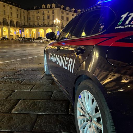 Chivasso, sfonda con un mattone la vetrina di un negozio per rubare delle scarpe