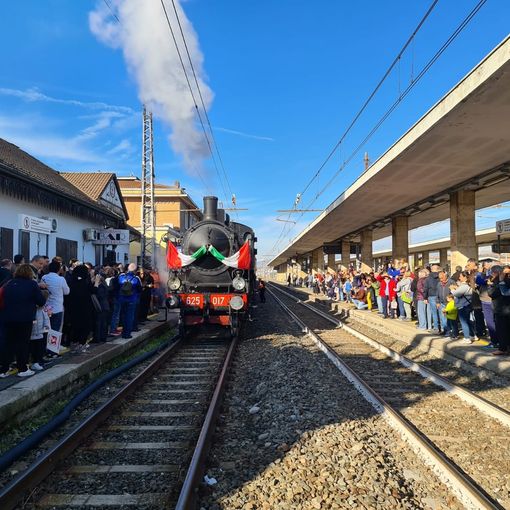 Riapre la Chivasso-Asti: tutto esaurito sul treno storico degli anni '50