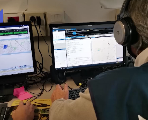 Agenti della Dia di fronte allo schermo di alcuni computer