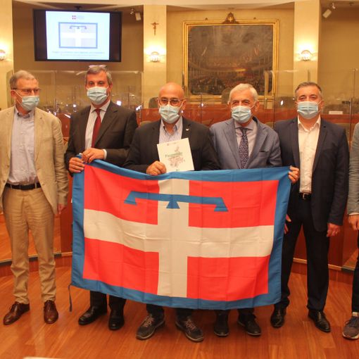La Regione consegna 1.181 bandiere ai Comuni del Piemonte: “Ciascuno di loro rappresenta la nostra storia”