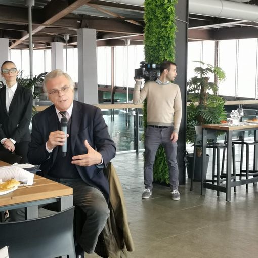 Intervento in una discussione in sala