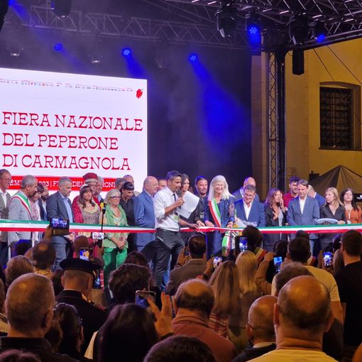 Inaugurata la 74esima Fiera del Peperone di Carmagnola: al taglio del nastro Tinto e Manuela Arcuri [FOTO E VIDEO]