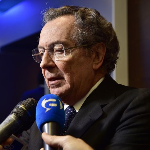 Intesa Sanpaolo mette un milione di euro per sostenere la ricerca anti Covid-19