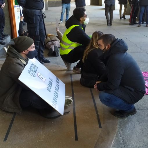 Emergenza climatica, nuova azione di Extinction Rebellion davanti al Palazzo della Regione