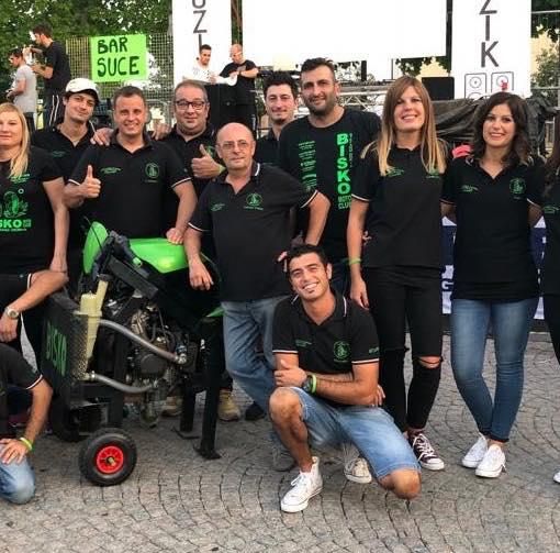 I ragazzi del Bisko Moto Club e, sotto, la folla che ha partecipato lo scorso anno