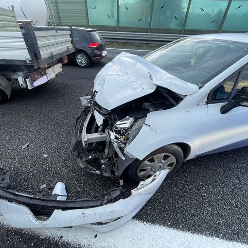 Incidente sulla Torino-Aosta, un'auto esce di strada e si ribalta nei campi