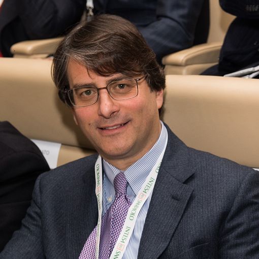dirigente di banca in giacca e cravatta