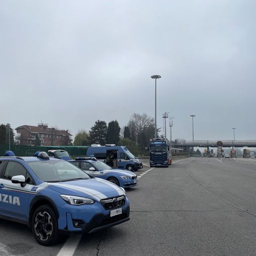 Schianto sulla Torino-Milano: tre feriti, tra cui un bimbo salvato dal seggiolino di sicurezza