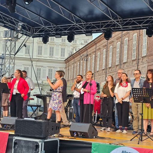 palco con persone in piazza Castello