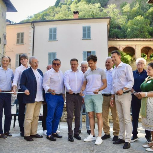 taglio del nastro con persone che inaugurano