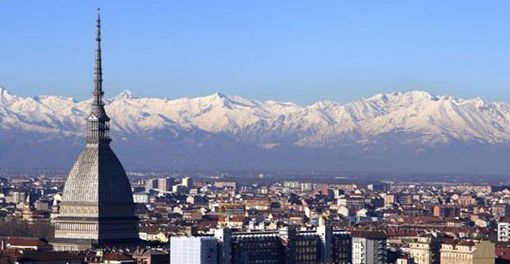 panorama di Torino con montagne innevate e Mole