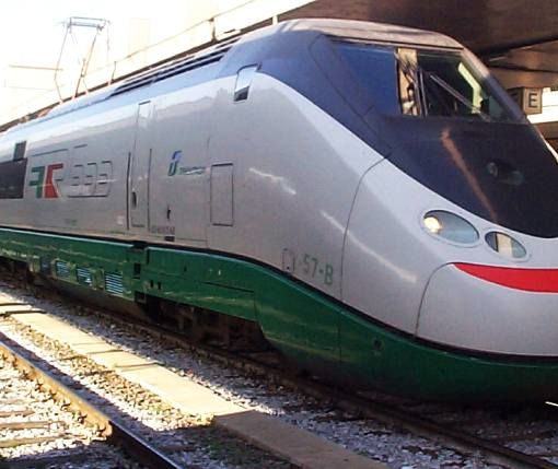 Donna sui binari della Torino-Milano, treni bloccati con ritardi