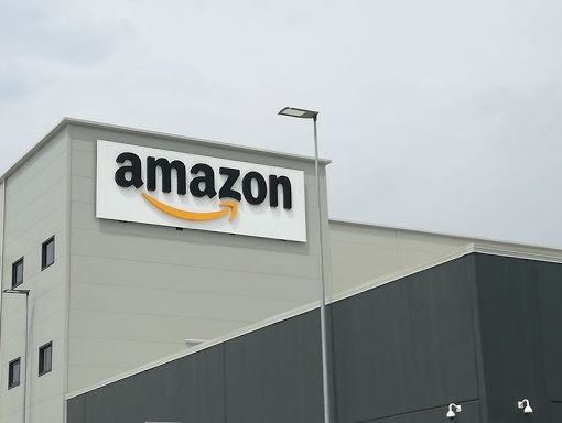 la scritta dello stabilimento Amazon di Torrazza Piemonte