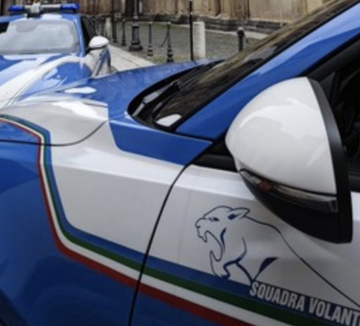 Ivrea, minacciano un passante con dei coltelli da cucina: un uomo e una donna arrestati per tentata rapina