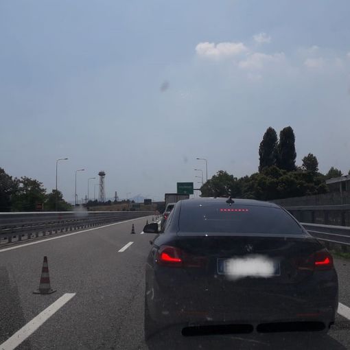 Auto precipita dal cavalcavia sulla A5 Volpiano-Settimo: muore una donna di 70 anni