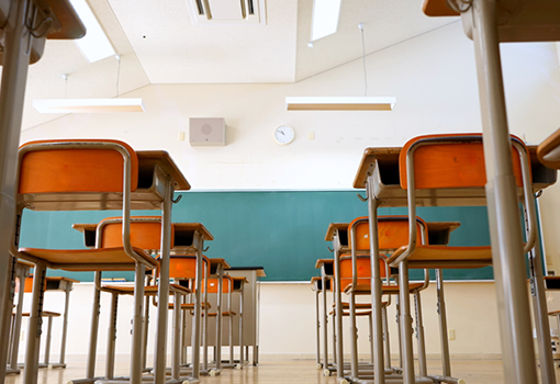 aula vuota con sedie e banchi