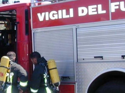 Volpiano, furgone si ribalta lungo l'autostrada verso Aosta e perde il suo carico