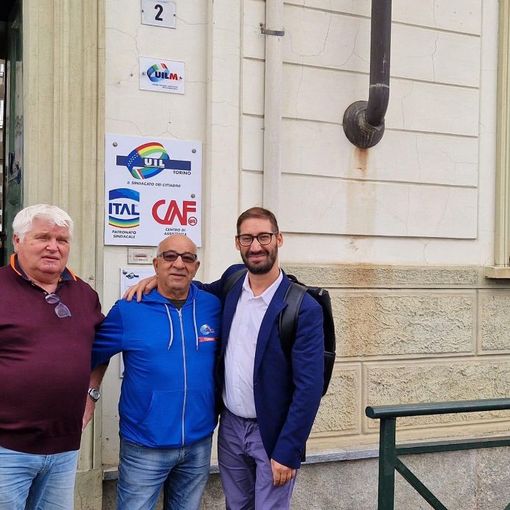Nella foto: da sinistra Daniel e Bego, Carmine Belvedere (responsabile della sede di Settimo) e Angelo Catanzaro.