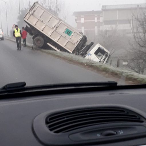 Camion fuori strada a Lauriano: fatale il ghiaccio sulla provinciale