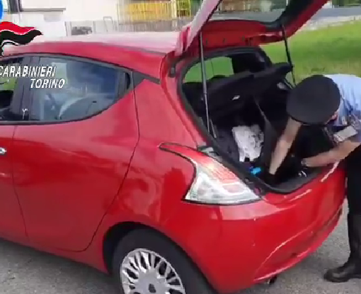 carabinieri perquisiscono auto rossa