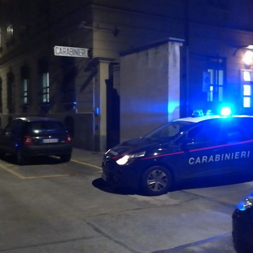 Deruba e picchia due persone sul treno Torino-Ivrea