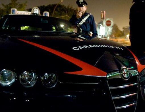 auto dei carabinieri di notte con due persone in divisa