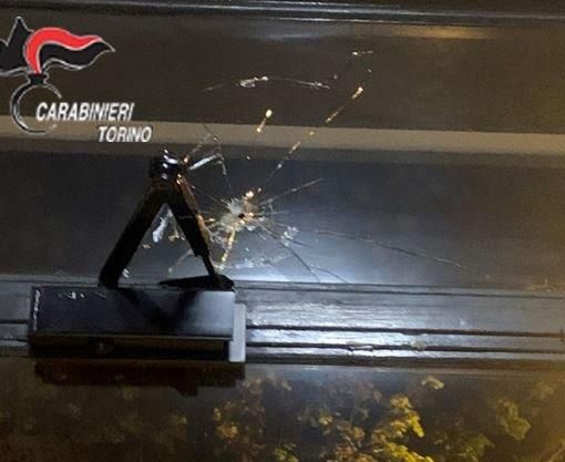 A spasso con il cane spara contro la porta a vetri di un condominio, arrestato