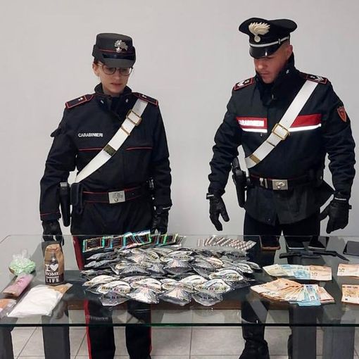 Carabinieri con droga e denaro sequestrato su un tavolo