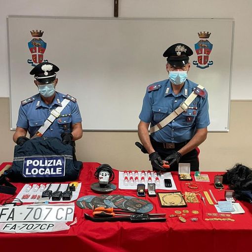 carabinieri con gioielli e denaro