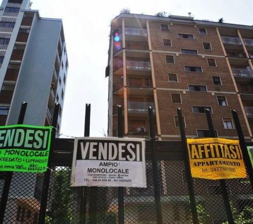 cartelli di case in vendita e in affitto