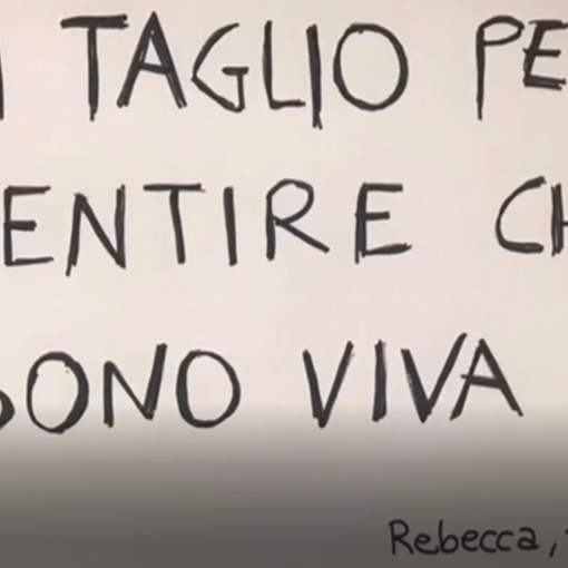 cartello scritto da giovane sofferente