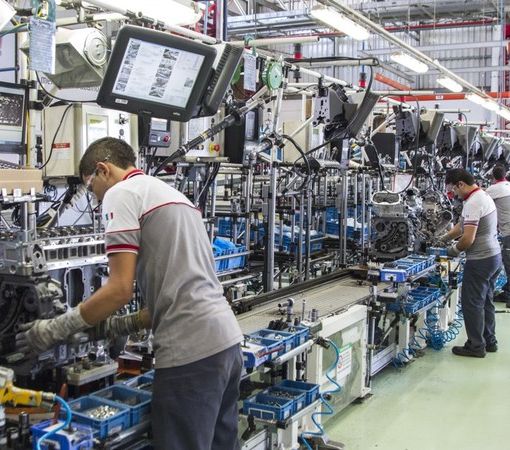 Operai al lavoro in catena di montaggio
