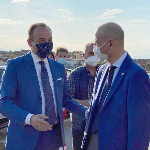Il presidente Alberto Cirio al centro vaccini di Leinì con il sindaco Renato Pittalis