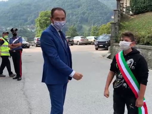 Alberto Cirio e un giovane studente