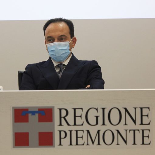 Alberto Cirio con mascherina