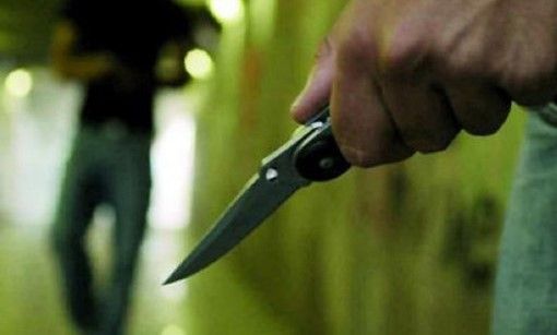uomo armato di coltello
