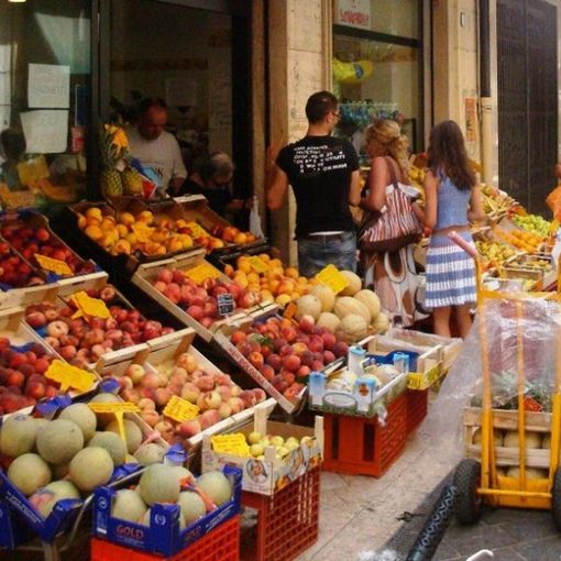 negozio di vicinato con clienti e cassette