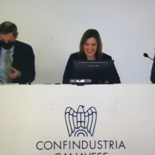 Tre persone sedute al tavolo di Confindustria Canavese