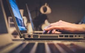 Mani che scrivono sulla tastiera di un pc