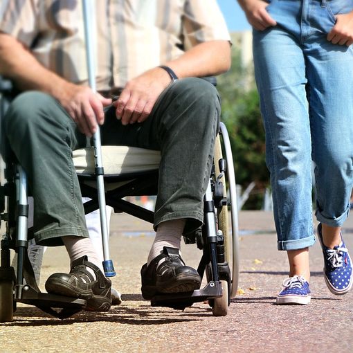 Invalidità e infortuni: come ottenere l’indennità di accompagnamento