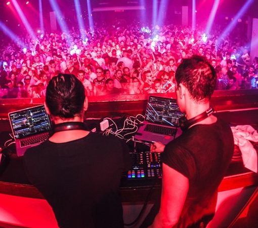 Dj di una discoteca piena di persone
