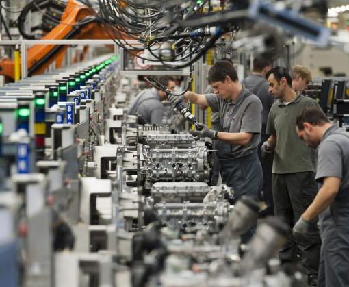 operai che lavorano in linea di produzione