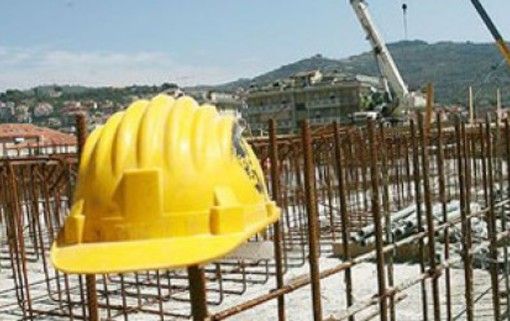 Cade dal tetto di un capannone a San Mauro Torinese: morto un operaio