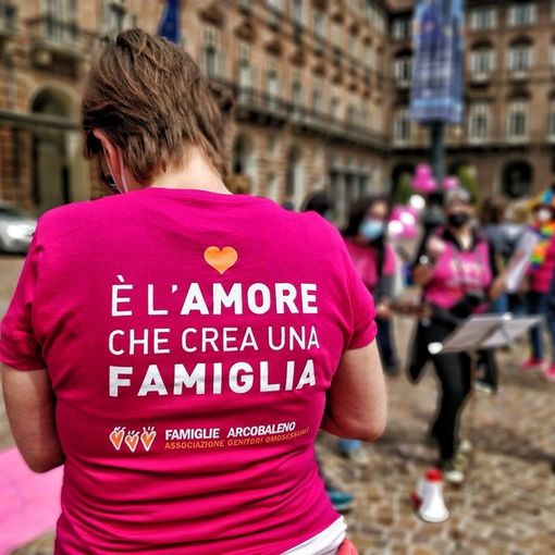 Ivrea affronta per la prima volta il caso di una coppia omogenitoriale