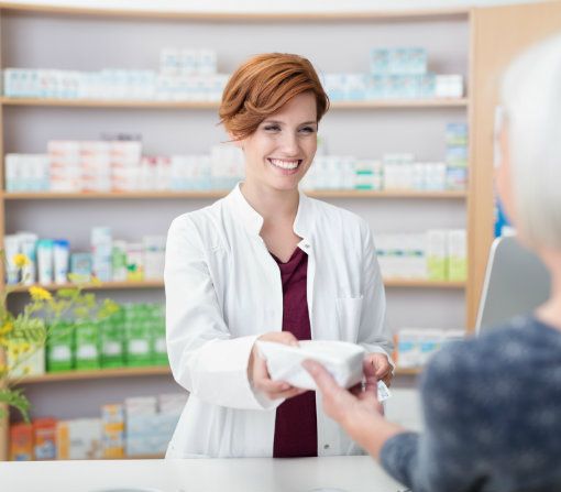 farmacista con cliente