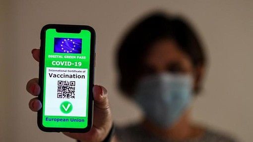 Dal 15 ottobre obbligo di green pass per tutti i lavoratori e tamponi gratuiti a chi non potrà vaccinarsi