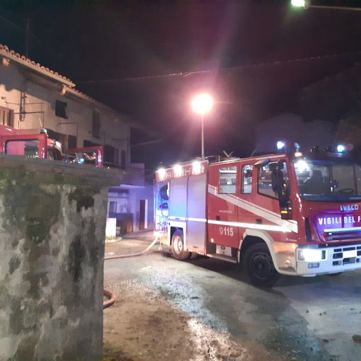 Ivrea, a fuoco nella notte tetto di una palazzina: famiglie sfollate